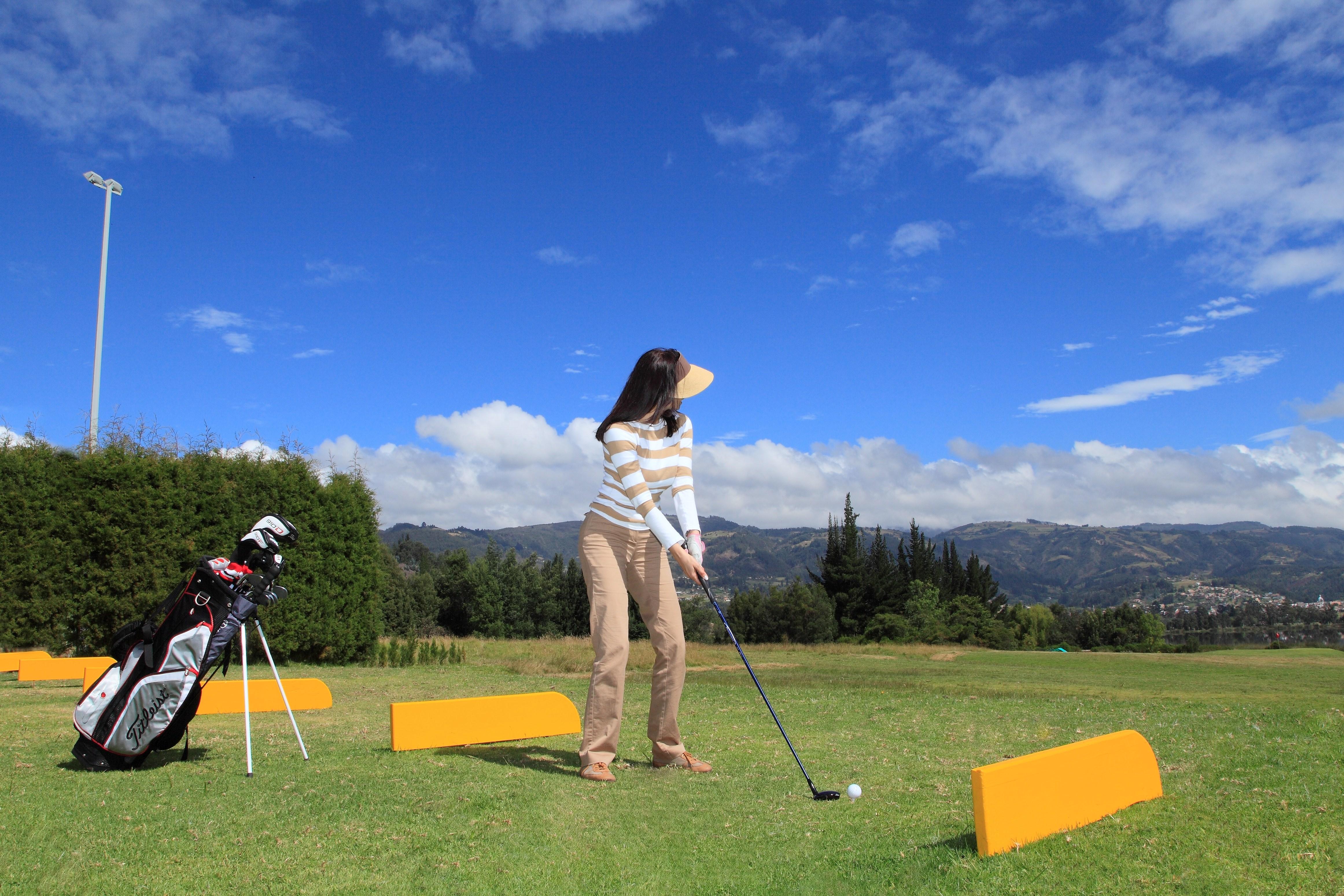Estelar Paipa Hotel Spa & Y Centro De Convenciones Exterior photo A player teeing off on the 1st hole