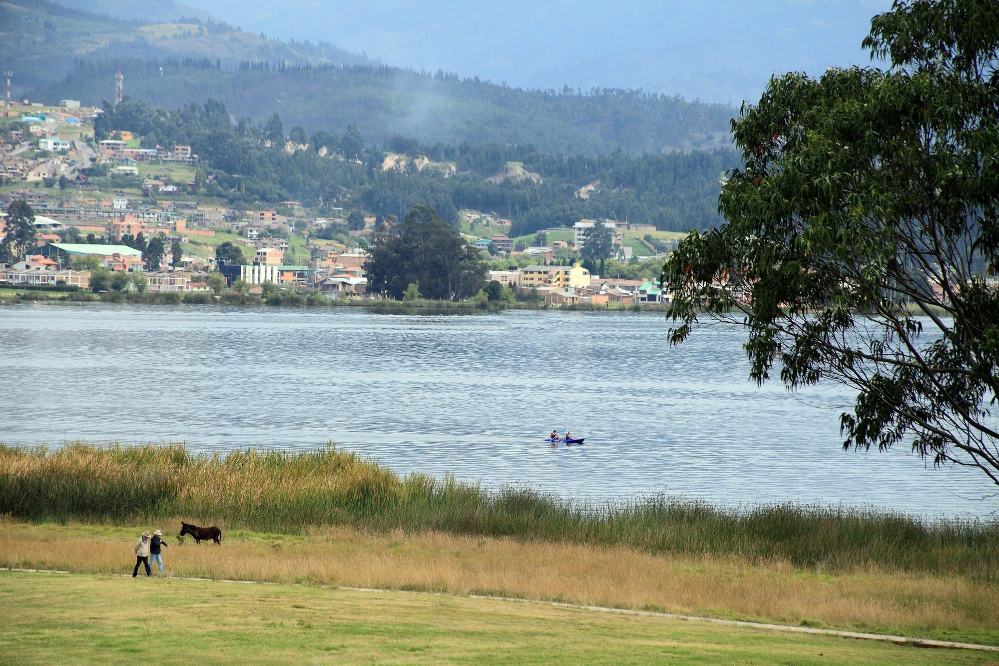 Estelar Paipa Hotel Spa & Y Centro De Convenciones Exterior photo View of the town from the lake